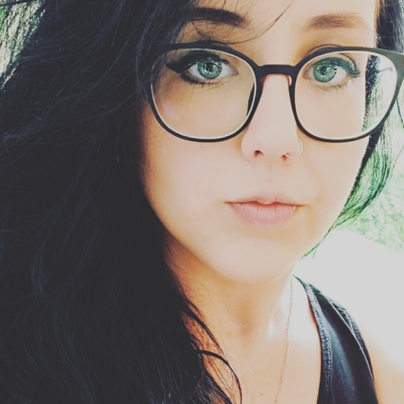 Meet your Posher, Sierra - Picture 1 of 1